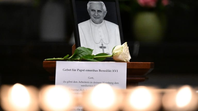 Totenmesse für Benedikt XVI. im Kölner Dom