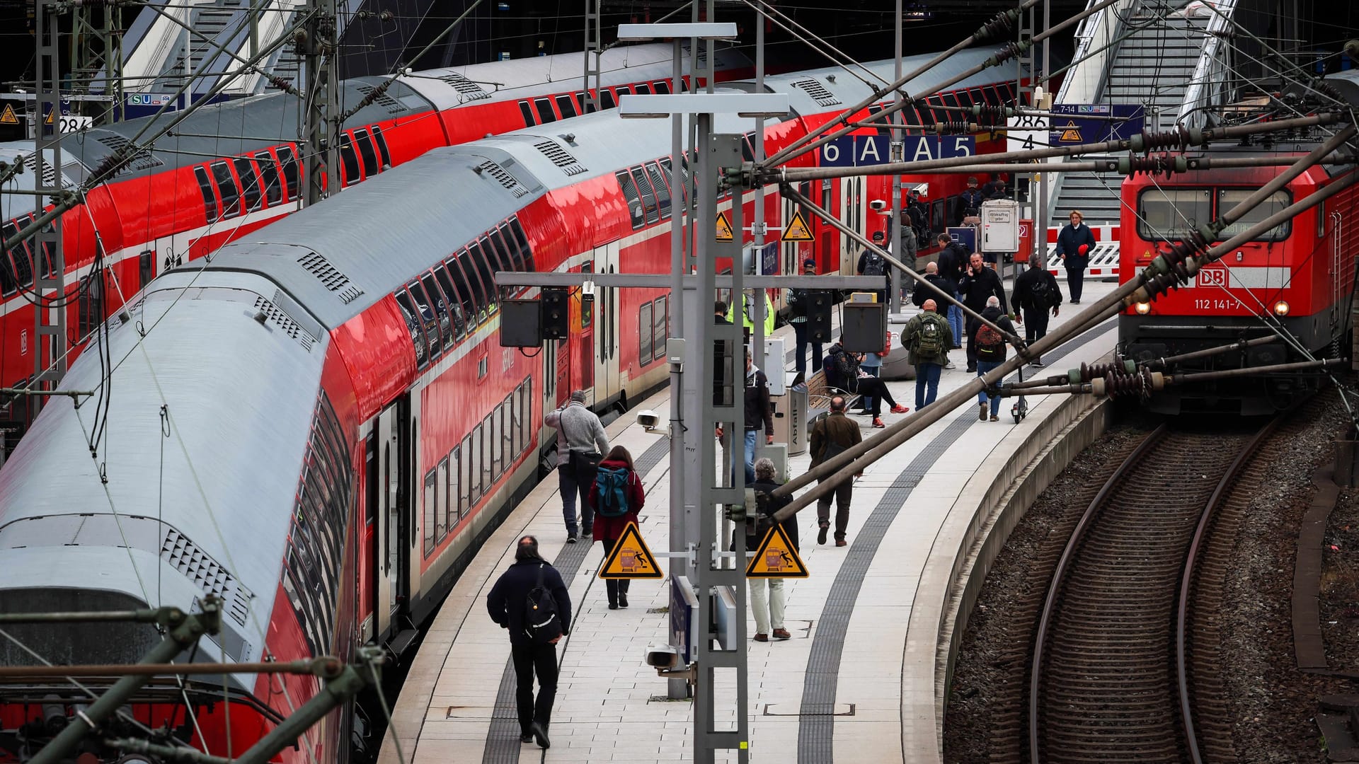 Fahrgäste steigen aus einer Regionalbahn (Symbolbild): Mit dem 49-Euro-Ticket können Reisende den Nahverkehr in ganz Deutschland nutzen.