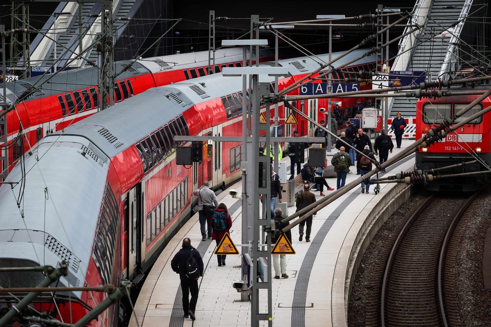 Fahrgäste steigen aus einer Regionalbahn (Symbolbild): Mit dem 49-Euro-Ticket können Reisende den Nahverkehr in ganz Deutschland nutzen.