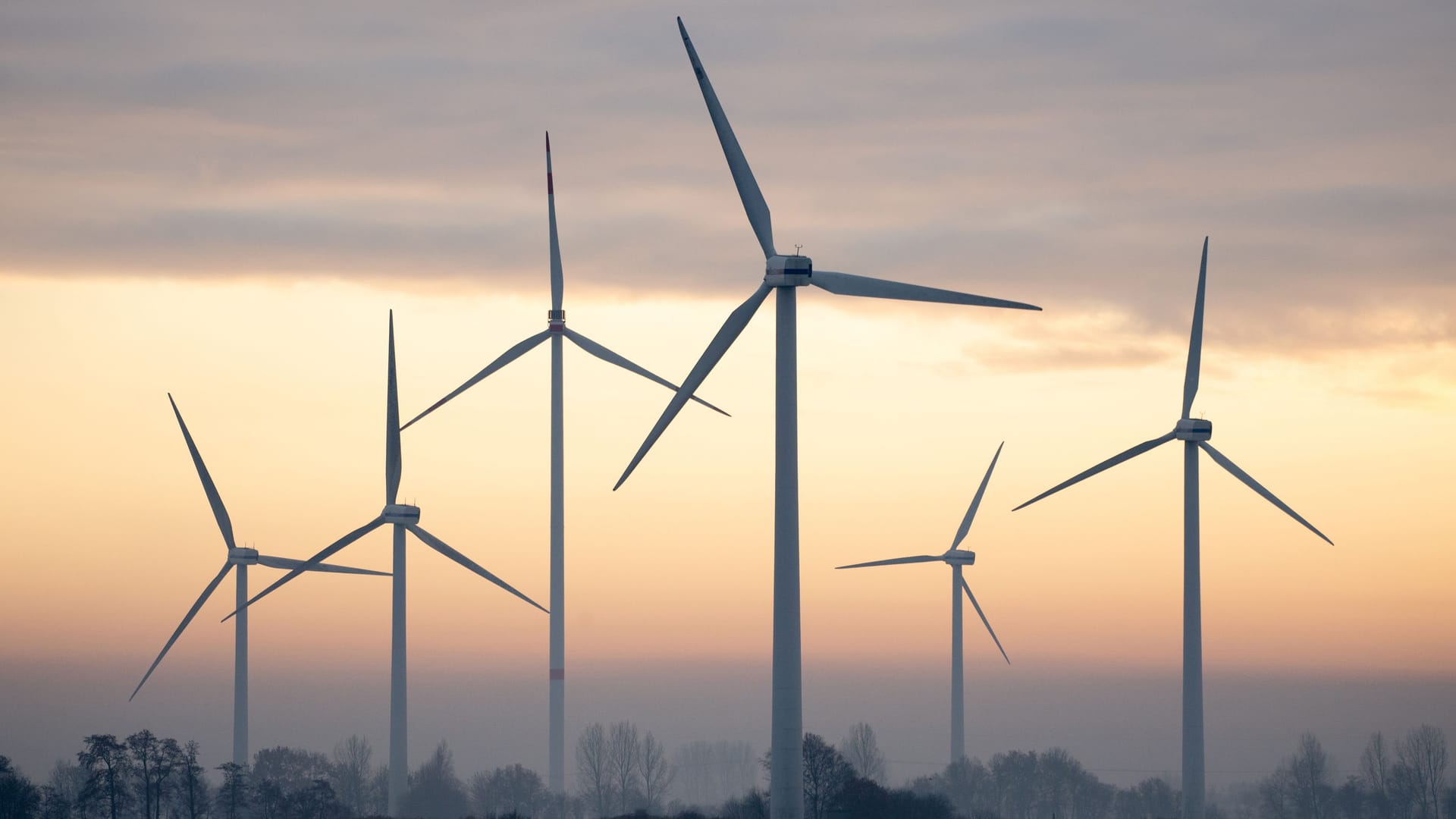 Windkraftanlagen vor einem Abendhimmel (Symbolbild): Beim Bau von Windkraftanlagen soll es künftig zügiger vorangehen.