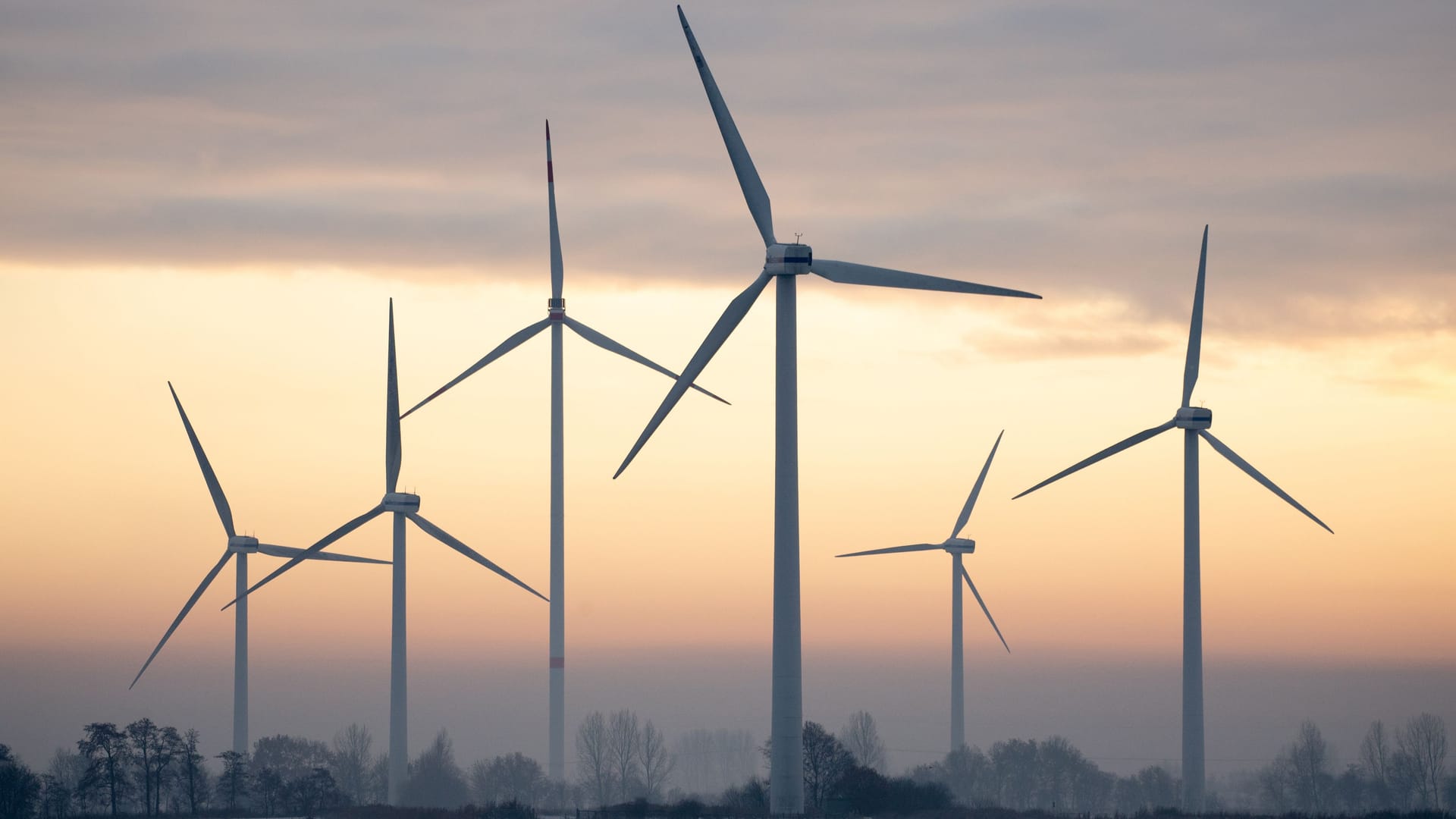 Windkraftanlagen vor einem Abendhimmel (Symbolbild): Beim Bau von Windkraftanlagen soll es künftig zügiger vorangehen. Windkraftanlagen vor einem Abendhimmel (Symbolbild): Beim Bau von Windkraftanlagen soll es künftig zügiger vorangehen.