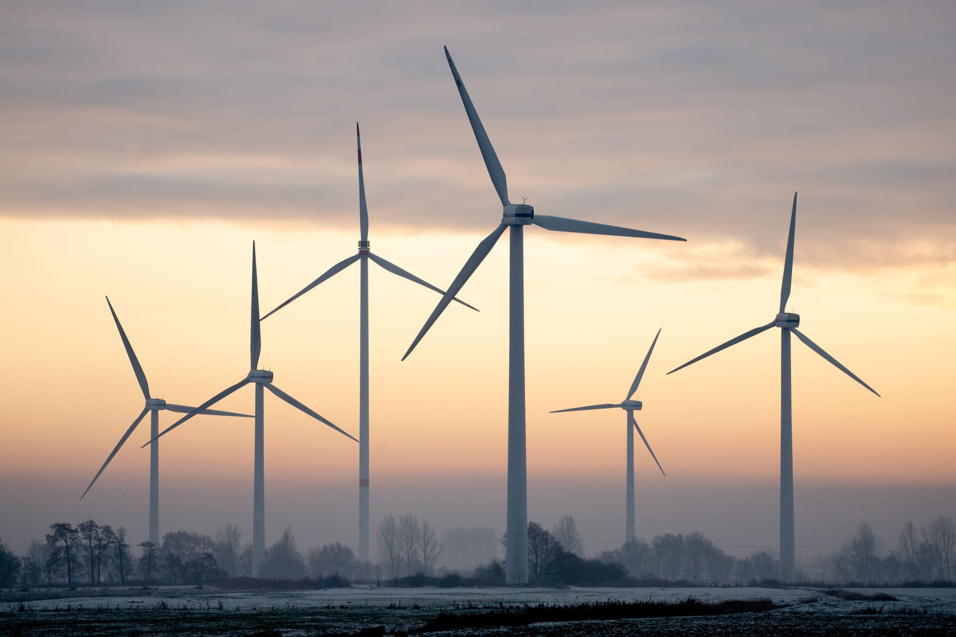 Windkraftanlagen vor einem Abendhimmel (Symbolbild): Beim Bau von Windkraftanlagen soll es künftig zügiger vorangehen.