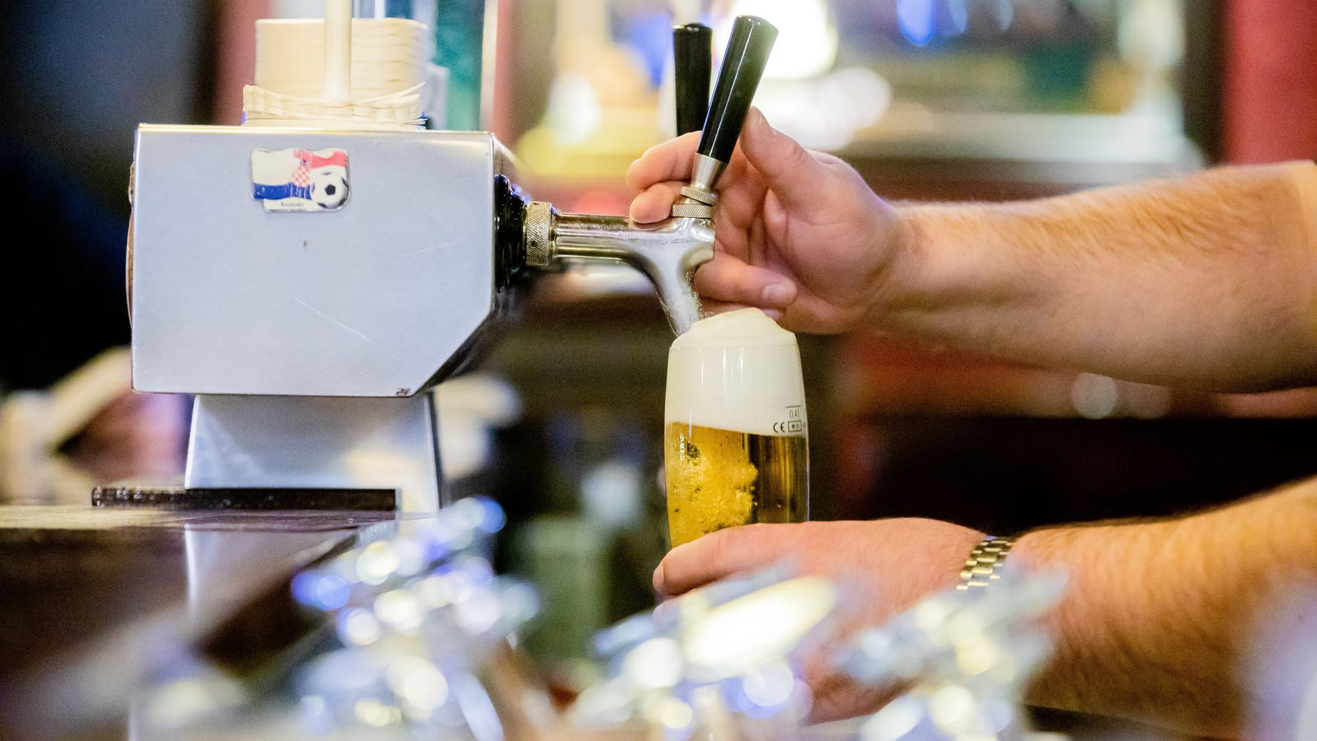 Ein Kneipenwirt zapft Bier (Symbolbild): In Nürnberg aber bitte nur fränkisches!