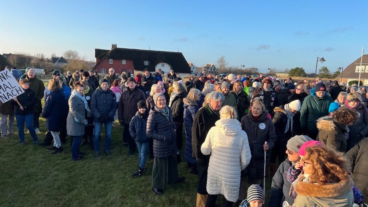 Eine Menschenmenge versammelt sich auf einer Wiese in List auf Sylt.