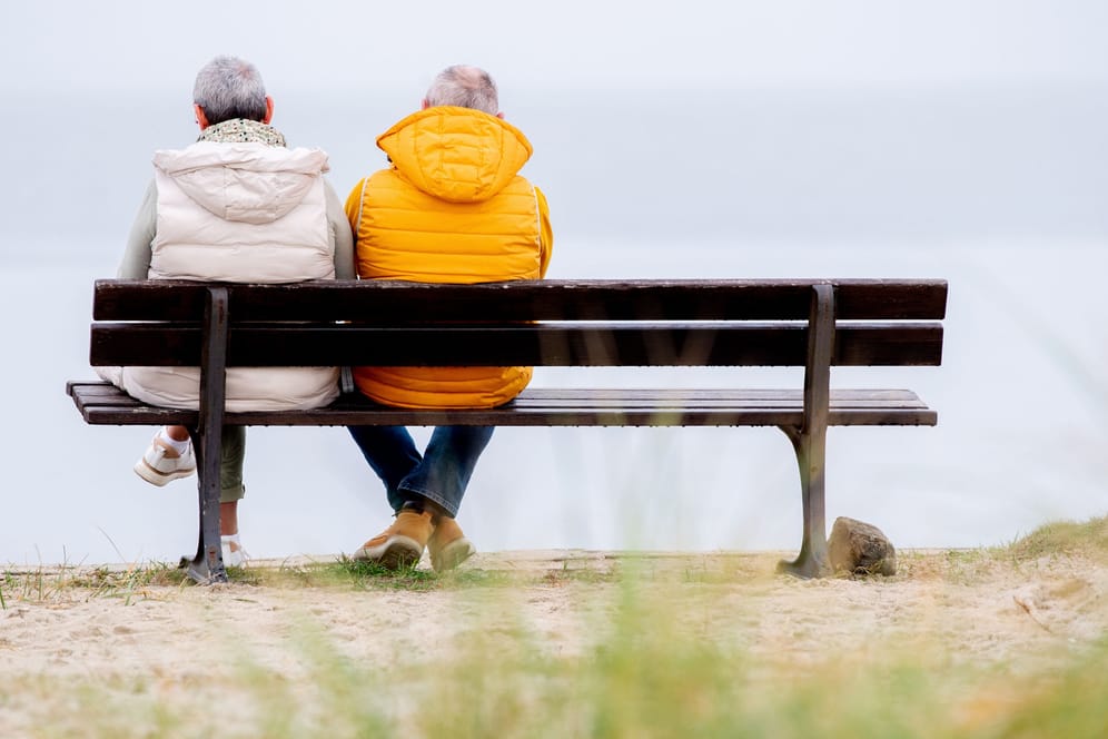 Rentnerpaar sitzt auf einer Bank (Symbolbild): Die Rente mit 63 wird stärker angenommen, als bei ihrer Einführung erwartet.