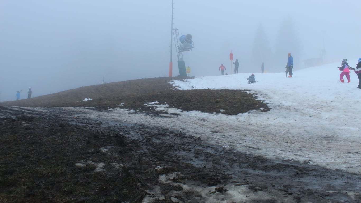 Bayrische Skipiste in diesem Winter: Wie hier bei Tegernsee, ist auch in Sachsen Schneeflaute in den Skigebieten angesagt.