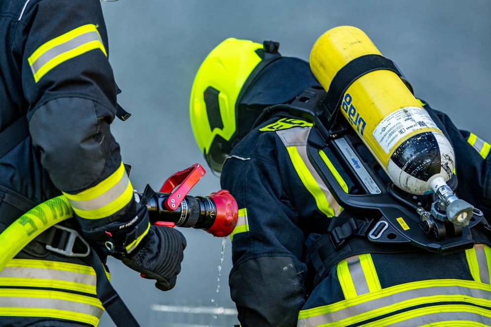 Feuerwehrleute bereiten Löscharbeiten vor (Symbolbild): In einem Stall in Wildenhain hat es gebrannt.