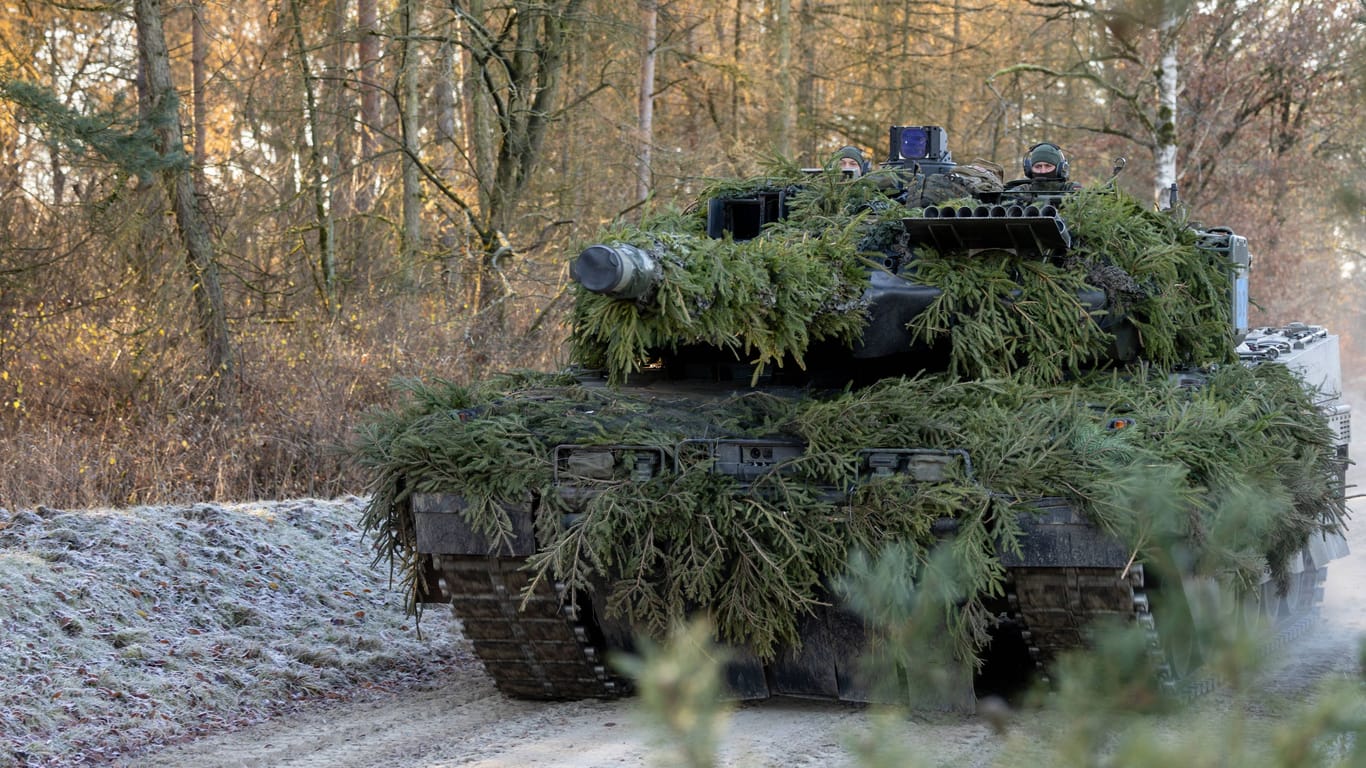 Kampfpanzer Leopard 2 (Archivbild): Die deutsche Industrie könnte Berichten zufolge mehr als 100 Kampfpanzer an die Ukraine liefern.