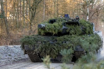 Kampfpanzer Leopard 2 (Archivbild): Die deutsche Industrie könnte Berichten zufolge mehr als 100 Kampfpanzer an die Ukraine liefern.