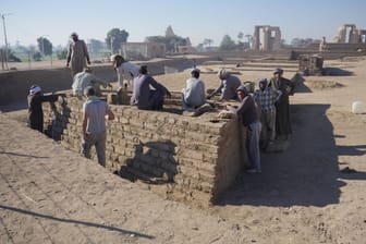 Archäologen bei der Arbeit im Tal der Könige nahe Luxor (Archivbild): In Luxor wurde eine 3.500 Jahre alte Grabkammer entdeckt.