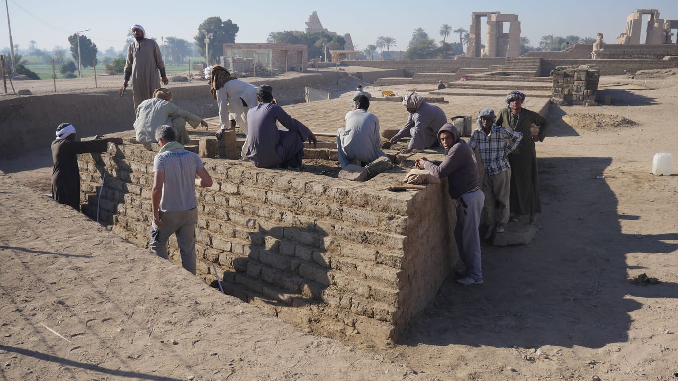 Archäologen bei der Arbeit im Tal der Könige nahe Luxor (Archivbild): In Luxor wurde eine 3.500 Jahre alte Grabkammer entdeckt.