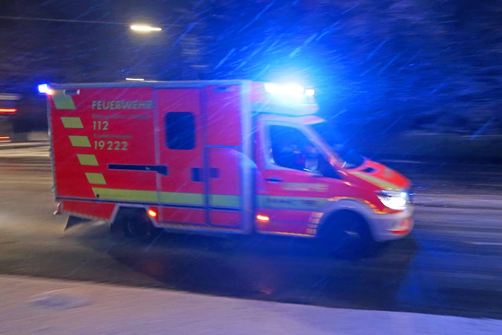 Krankenwagen mit Blaulicht (Symbolfoto): Ein Mädchen ist in Hamburg von einem Auto erfasst und lebensgefährlich verletzt worden.