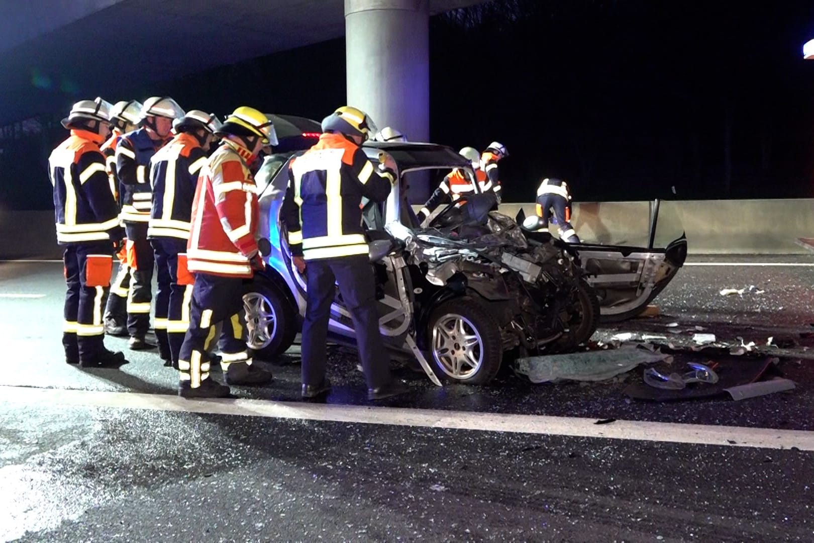 Einsatzkräfte der Feuerwehr am Unfallauto: Der Fahrer wurde in seinem Fahrzeug eingeklemmt.