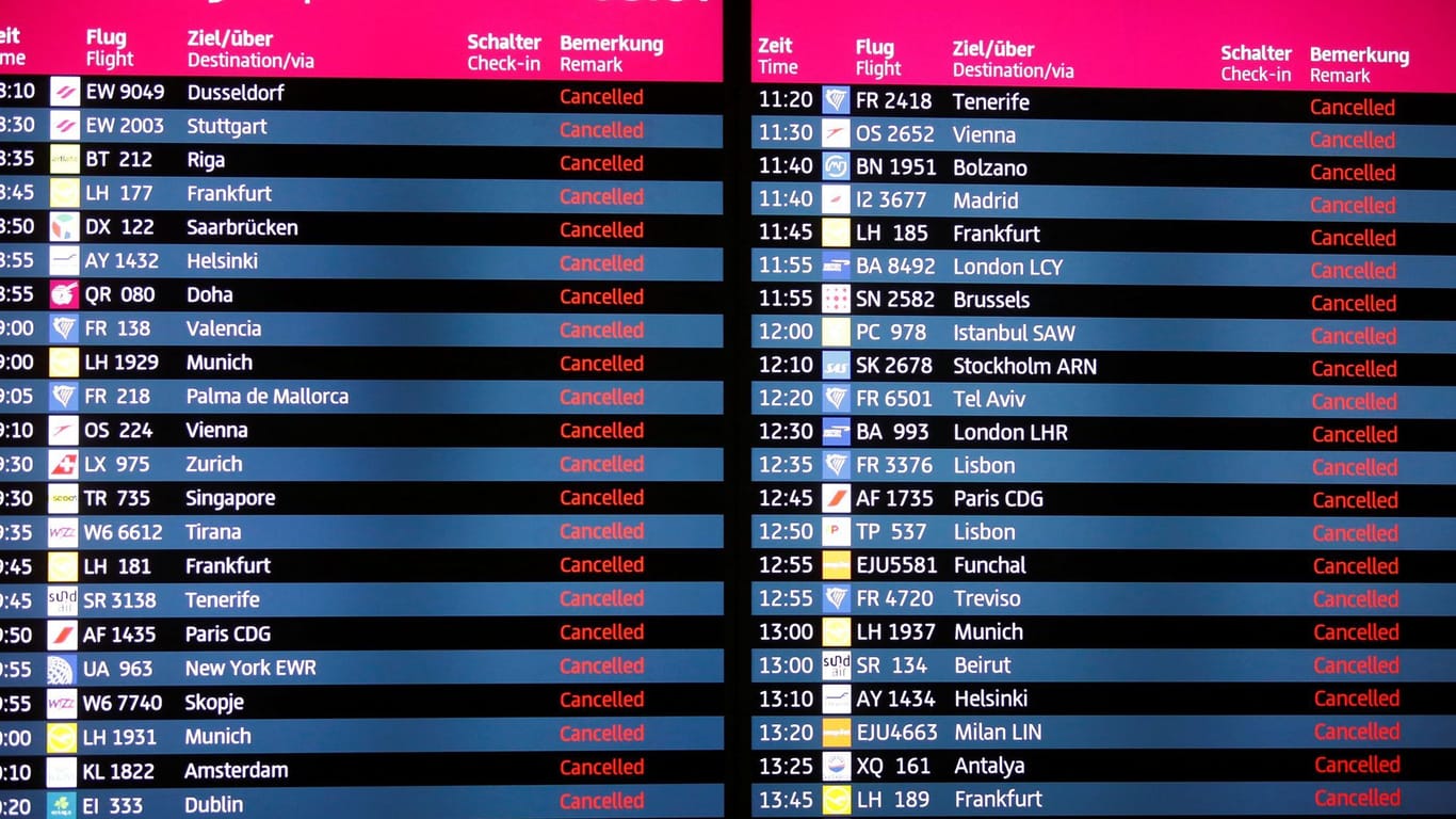 Anzeigetafel am BER: Dort sind nur gestrichene Flüge zu sehen.