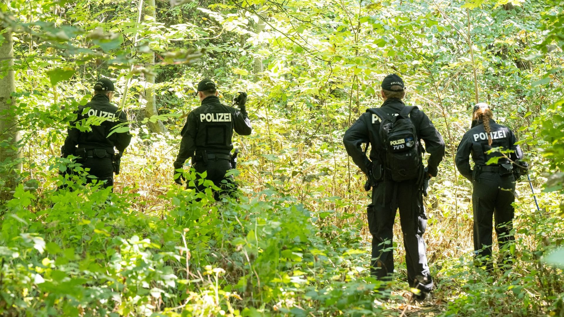 Polizei im August 2022: Beamte durchsuchen ein Waldstück nach Spuren und Gegenständen. Polizei im August 2022: Beamte durchsuchen ein Waldstück nach Spuren und Gegenständen.