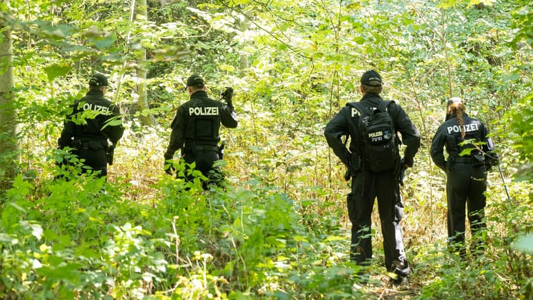 Polizei im August 2022: Beamte durchsuchen ein Waldstück nach Spuren und Gegenständen.