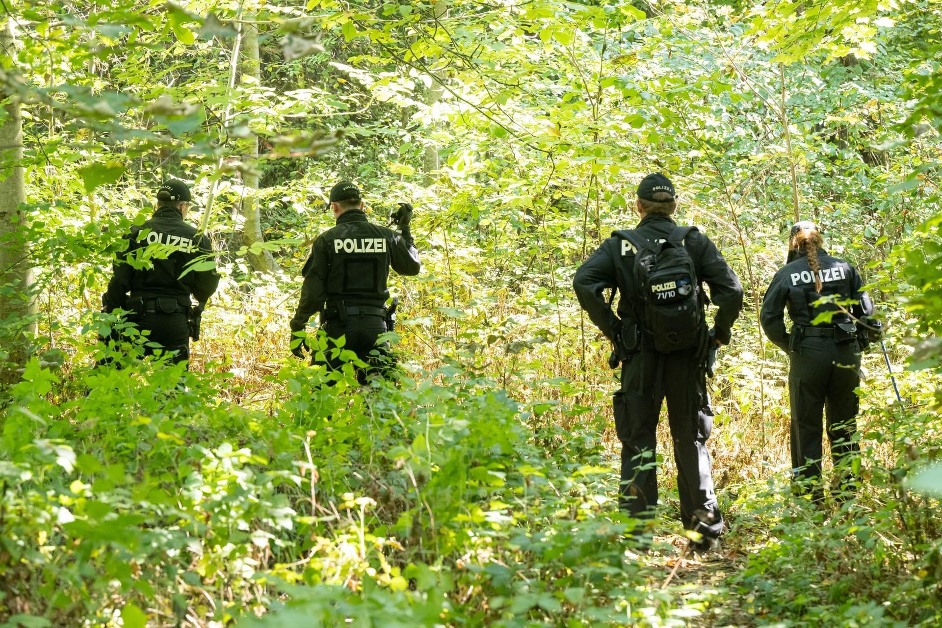 Polizei im August 2022: Beamte durchsuchen ein Waldstück nach Spuren und Gegenständen.