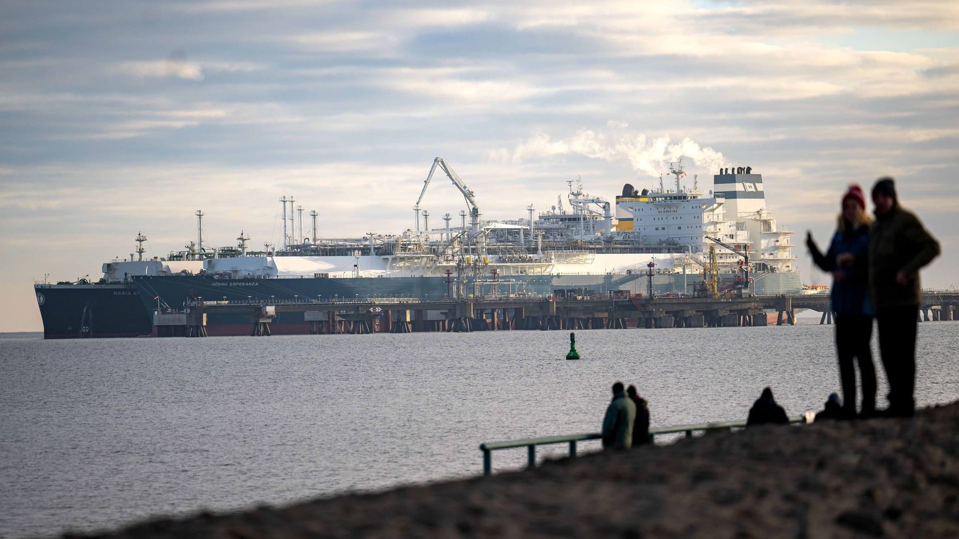 Das mit verflüssigtem Erdgas beladene Tankschiff "Maria Energy" (hinten) liegt am schwimmenden Terminal, dem Spezialschiff "Höegh Esperanza" (Archivfoto).