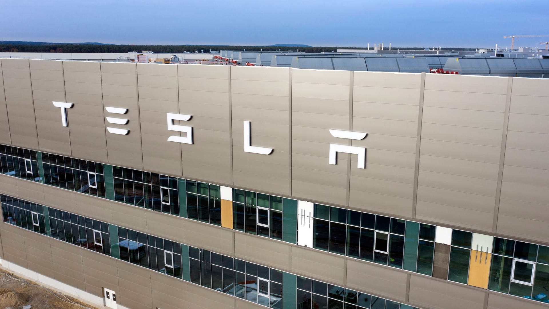 Teslas Gigafactory in Grünheide: In der Produktion steht das Werk noch hinter den Erwartungen zurück. Teslas Gigafactory in Grünheide: In der Produktion steht das Werk noch hinter den Erwartungen zurück.