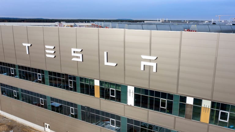 Teslas Gigafactory in Grünheide: In der Produktion steht das Werk noch hinter den Erwartungen zurück.
