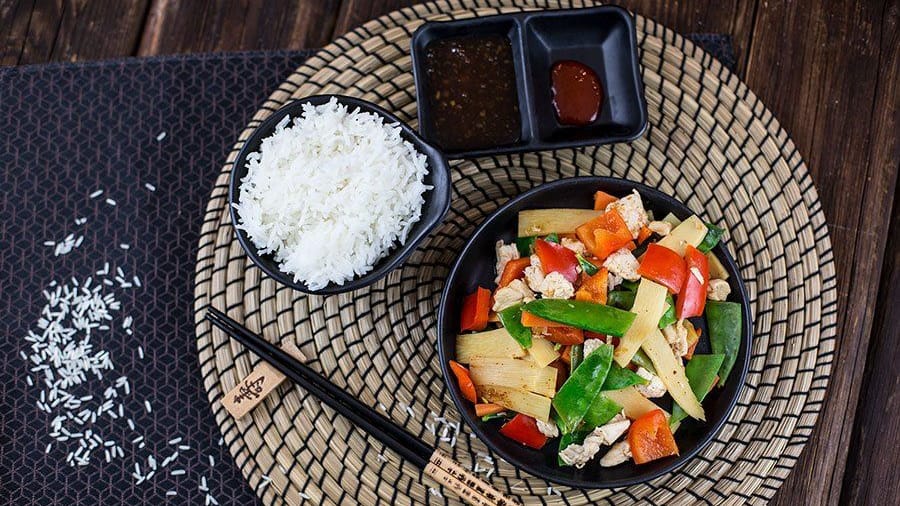 Hähnchen-Gemüse: Dieses Wok-Gericht ist in nur 30 Minuten fertig.