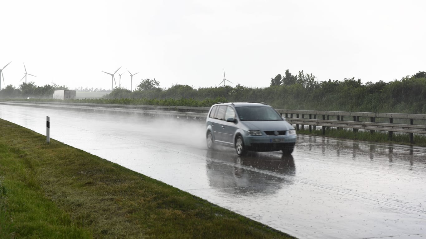 Ein Auto fährt auf der Autobahn bei regennasser Fahrbahn (Symbolbild):
