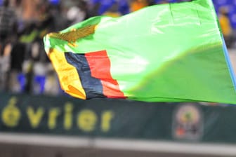 Nationalflagge Sambias wird im Fußballstadion geschwenkt (Symbolbild).