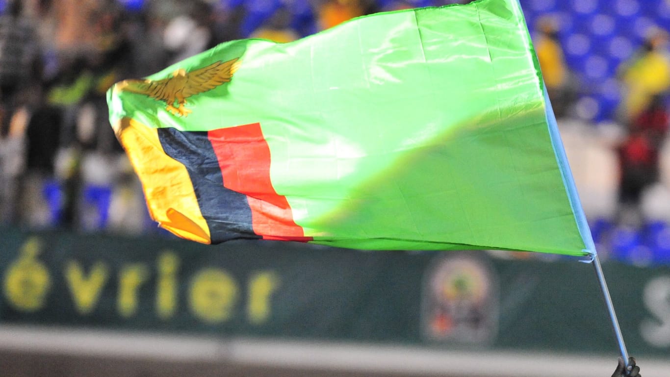 Nationalflagge Sambias wird im Fußballstadion geschwenkt (Symbolbild).