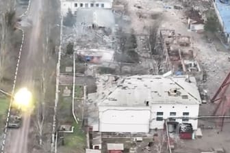 Ein Panzer in Soledar feuert eine Salve ab: Nach Angaben der Ukraine wird die Stadt weiter verteidigt.