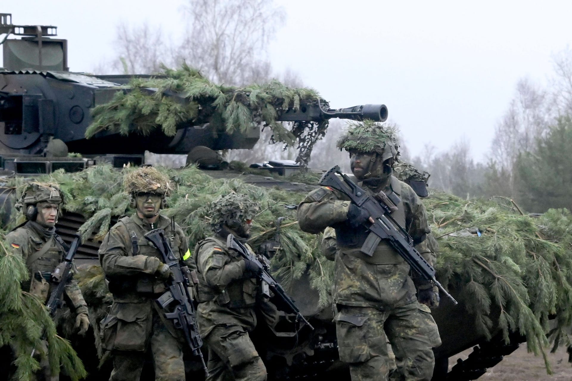 Bundeswehrsoldaten bei einer Übung: Angesichts des russischen Angriffskriegs gegen die Ukraine könne man die Aussetzung der Wehrpflicht bedauern, sagt die Vorsitzende des Verteidigungsausschusses, Agnes Straack-Zimmermann (FDP).