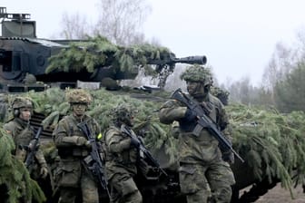 Bundeswehrsoldaten bei einer Übung: Angesichts des russischen Angriffskriegs gegen die Ukraine könne man die Aussetzung der Wehrpflicht bedauern, sagt die Vorsitzende des Verteidigungsausschusses, Agnes Straack-Zimmermann (FDP).