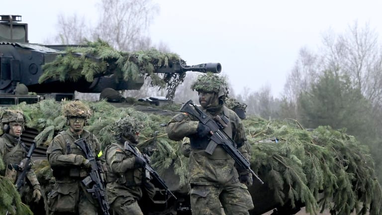 Bundeswehrsoldaten bei einer Übung: Angesichts des russischen Angriffskriegs gegen die Ukraine könne man die Aussetzung der Wehrpflicht bedauern, sagt die Vorsitzende des Verteidigungsausschusses, Agnes Straack-Zimmermann (FDP).