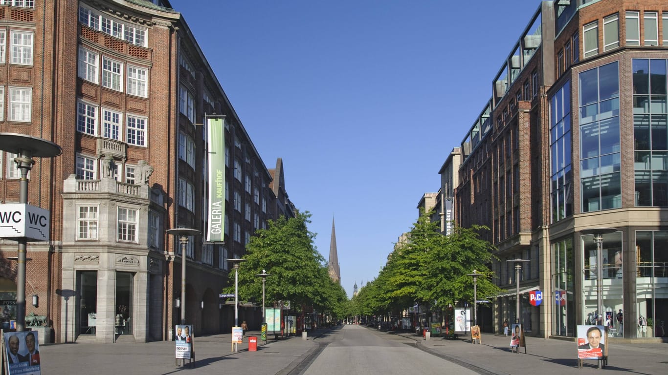 Blick in die Mönckebergstraße (Archivbild): Hamburgs bekannteste Einkaufsstraße hat durch die Corona-Pandemie gelitten.