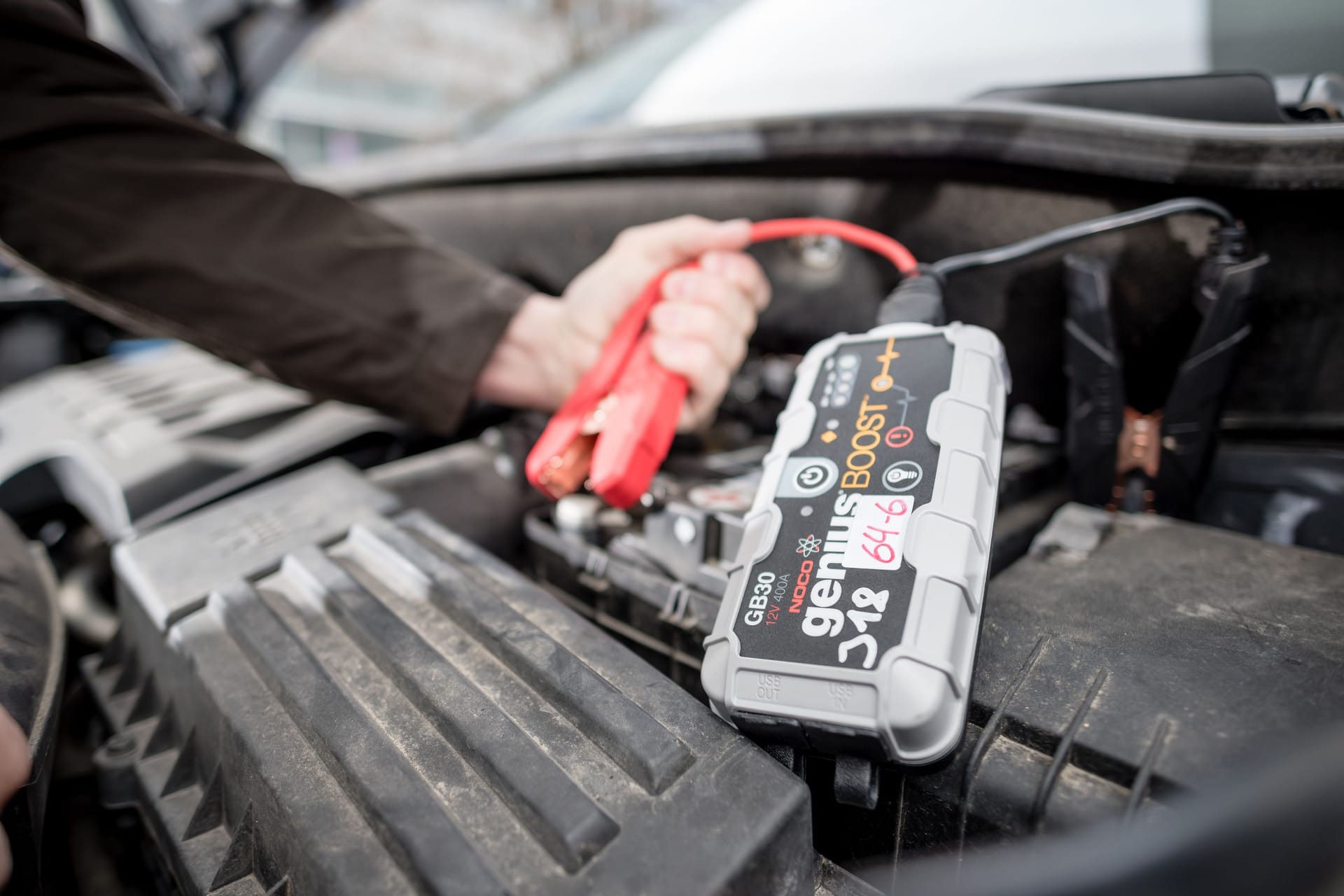 Starthilfe-Booster: Er gibt Energie, wenn kein zweites Auto zum Überbrücken der leeren Batterie in der Nähe ist.