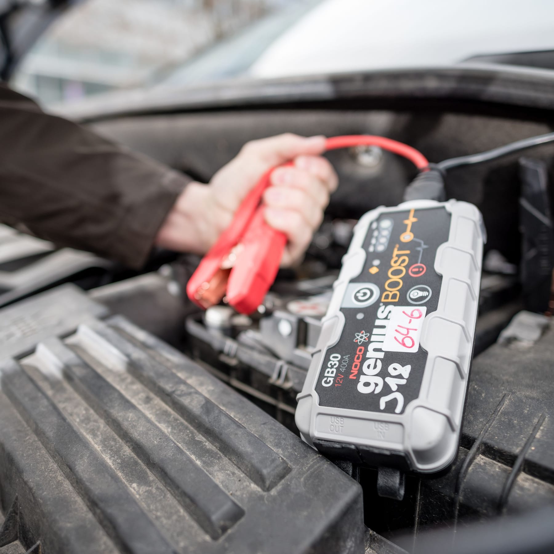 Autobatterie leer - schnell und einfach Batterie des Autos