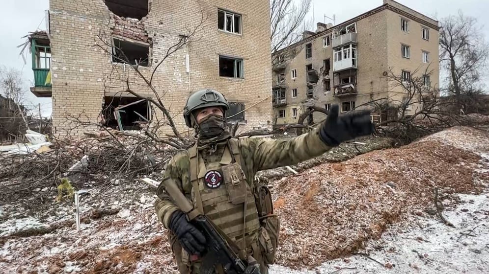 Ein russischer Soldat steht vor Trümmern in Soledar (Archivbild): In der Region Donezk wird weiter heftig gekämpft.
