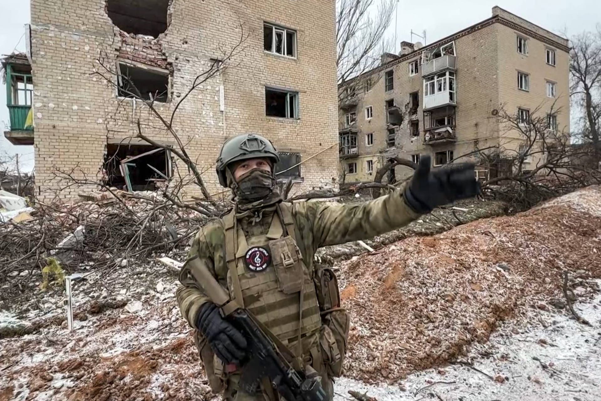 Ein russischer Soldat steht vor Trümmern in Soledar (Archivbild): In der Region Donezk wird weiter heftig gekämpft.