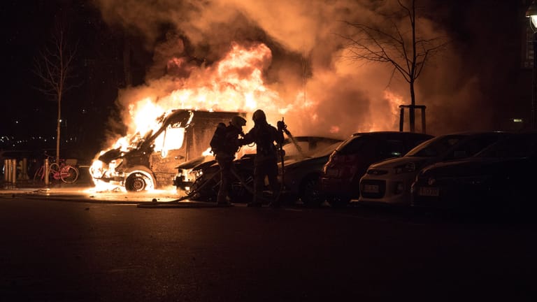 Mehrere Löschzüge mussten zu diesem Brand in Berlin-Charlottenburg ausrücken, nachdem geparkte Autos und Transportfahrzeuge in Brand gesetzt worden waren.