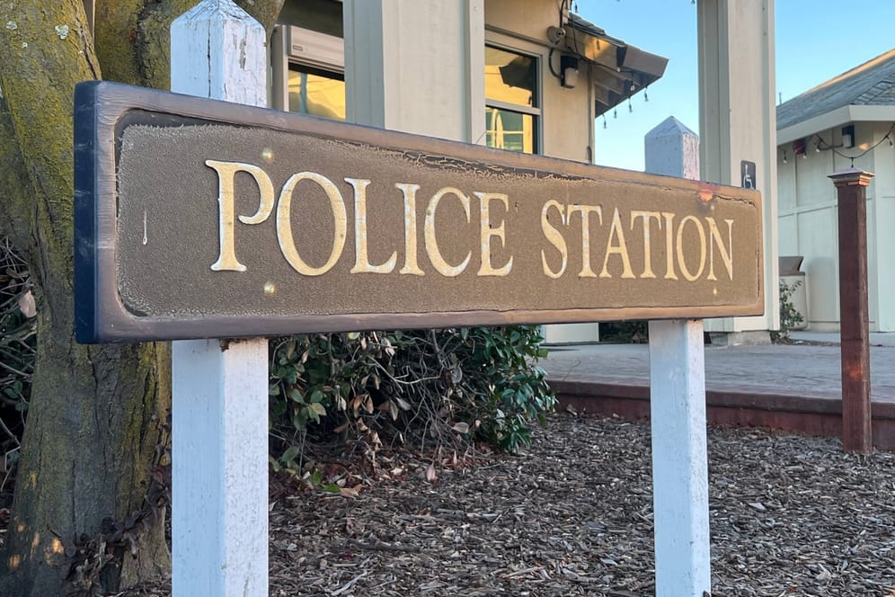 Schild einer Polizeistation (Symbolbild): In Tennessee sind fünf Polizisten wegen eines Sex-Skandals entlassen worden.