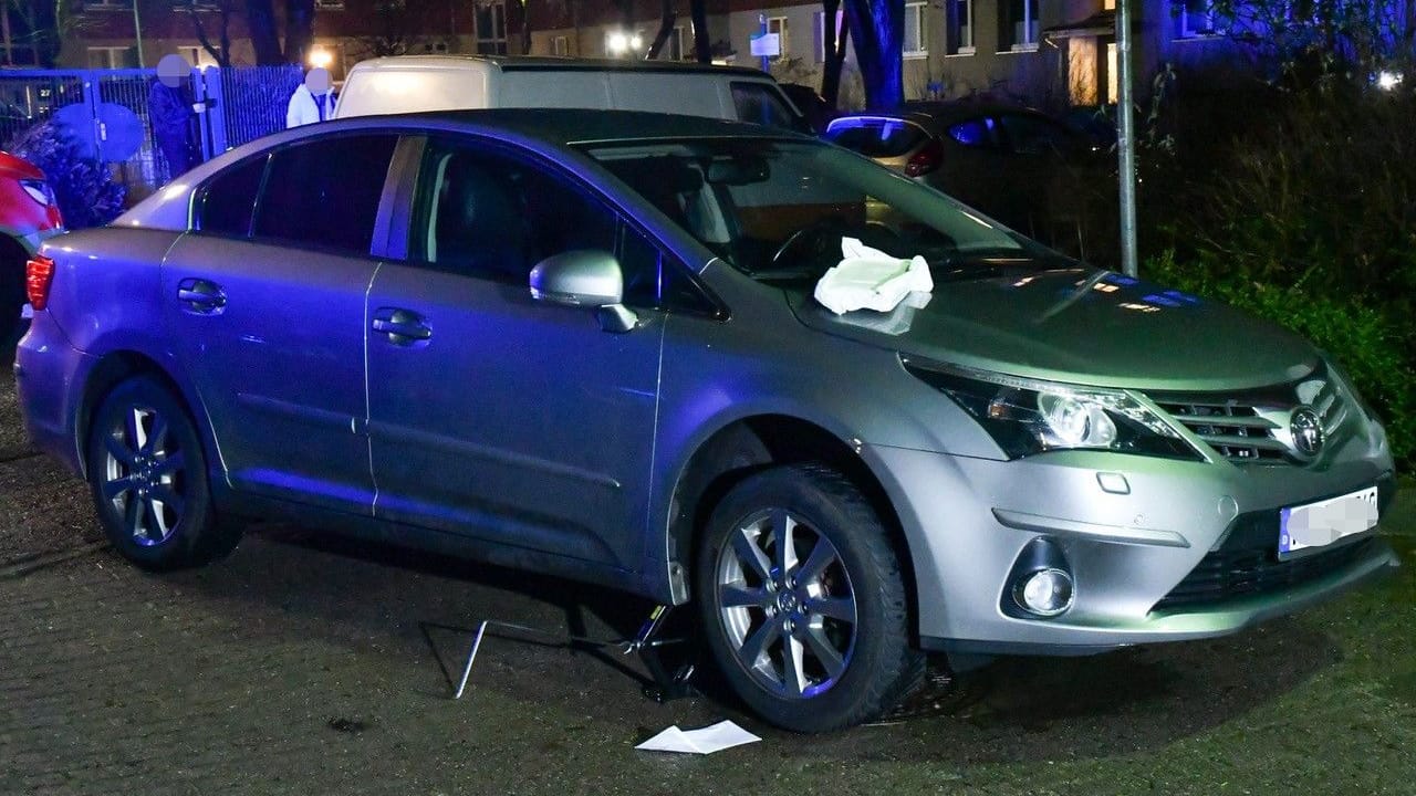 Der Wagenheber steht noch unter dem Auto: Passanten konnten das Opfer vor Eintreffen der Rettungskräfte befreien. Der Wagenheber steht noch unter dem Auto: Passanten konnten das Opfer vor Eintreffen der Rettungskräfte befreien.