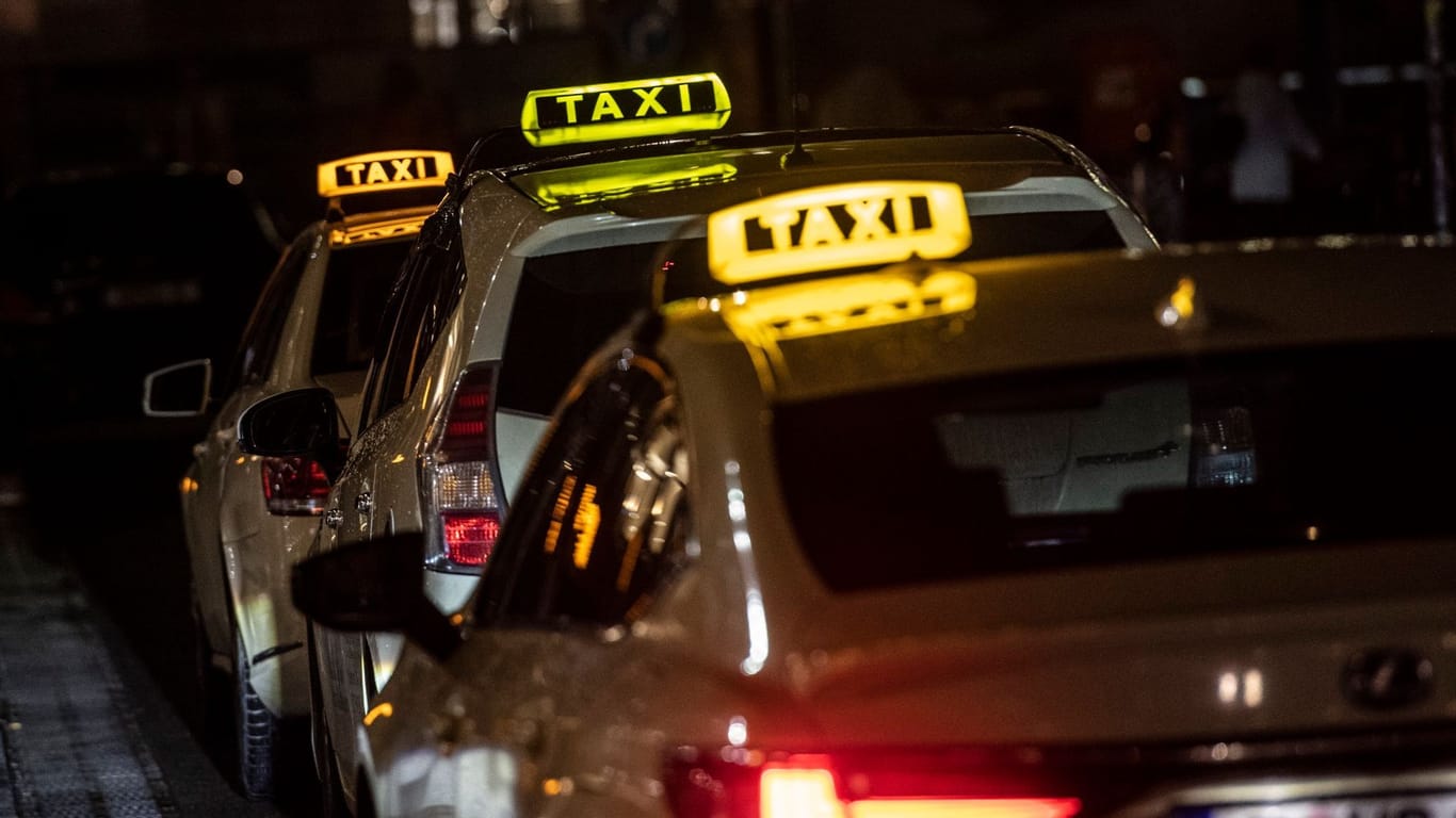 Taxis warten auf Fahrgäste (Symbolfoto): Der 76-Jährige wurde leicht verletzt.