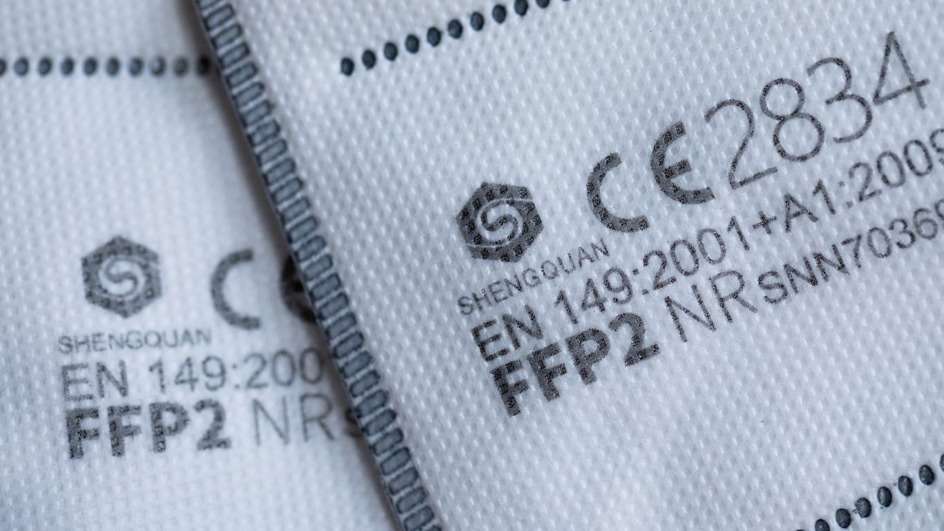 FFP2-Masken mit CE-Zertifizierung liegen auf einem Tisch (Symbolfoto): Im ÖPNV in Hamburg müssen weiter Masken getragen werden.