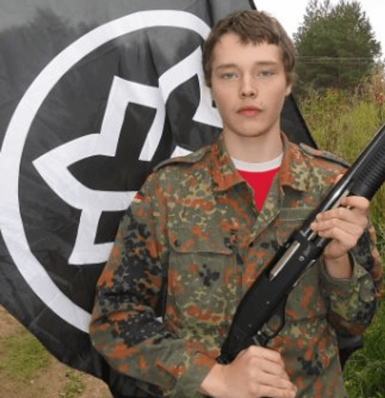Mit Pumpgun und in Bundeswehruniform: Alexei Milchakov trainiert in rechtsextremen Gruppen früh mit der Waffe. Das Aufnahmefoto des Bildes ist unklar.