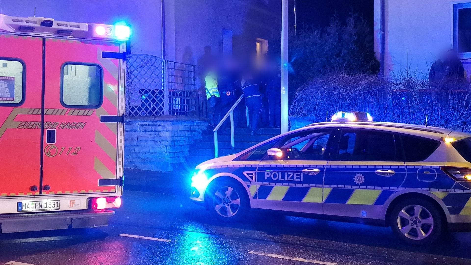 Ein Rettungswagen fährt mit Blaulicht zu einem Einsatzort: Das Opfer erlitt keine lebensgefährlichen Verletzungen.