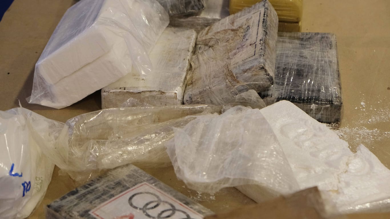 Beschlagnahmtes Kokain (Symbolfoto): Bei den Durchsuchungen stellten die Beamten auch eine scharfe Schusswaffe sicher.