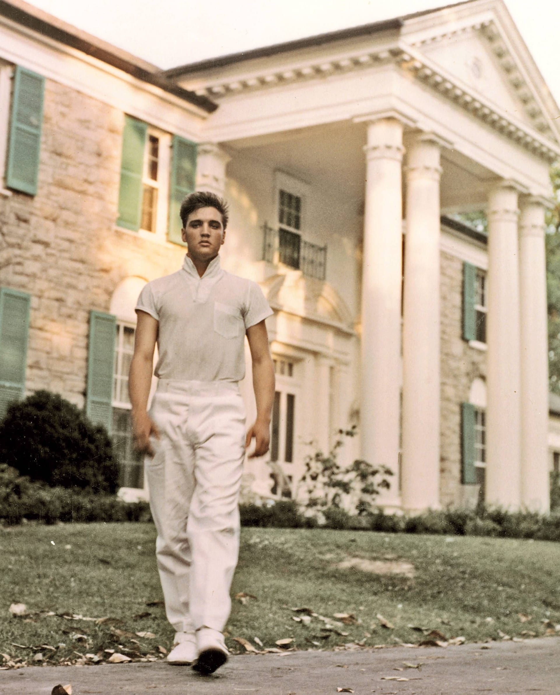 Fünfzigerjahre: Elvis Presley vor der Graceland-Villa