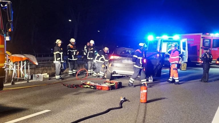 Sekundenschlaf am Steuer - Autofahrer kracht in Leitplanke