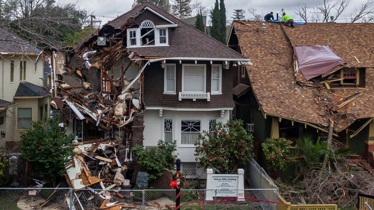 Schäden an Häusern nach einem Sturm in Sacramento, USA: Kalifornien erlebt derzeit eine dritte Woche schwerer Winterstürme mit starkem Regen, heftigen Winden und Überschwemmungen.