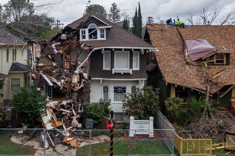 Schäden an Häusern nach einem Sturm in Sacramento, USA: Kalifornien erlebt derzeit eine dritte Woche schwerer Winterstürme mit starkem Regen, heftigen Winden und Überschwemmungen.