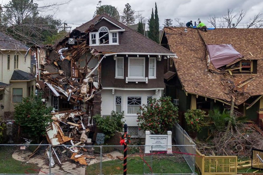 Schäden an Häusern nach einem Sturm in Sacramento, USA: Kalifornien erlebt derzeit eine dritte Woche schwerer Winterstürme mit starkem Regen, heftigen Winden und Überschwemmungen.